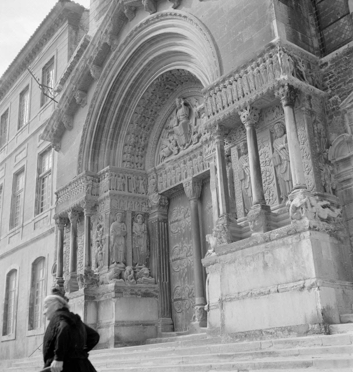 Maurice Cloche photographie Sainte-Trophime. Portail : ensemble Provence-Alpes-Côte d'Azur, France 1941 Ph.1941.124.38 Photo