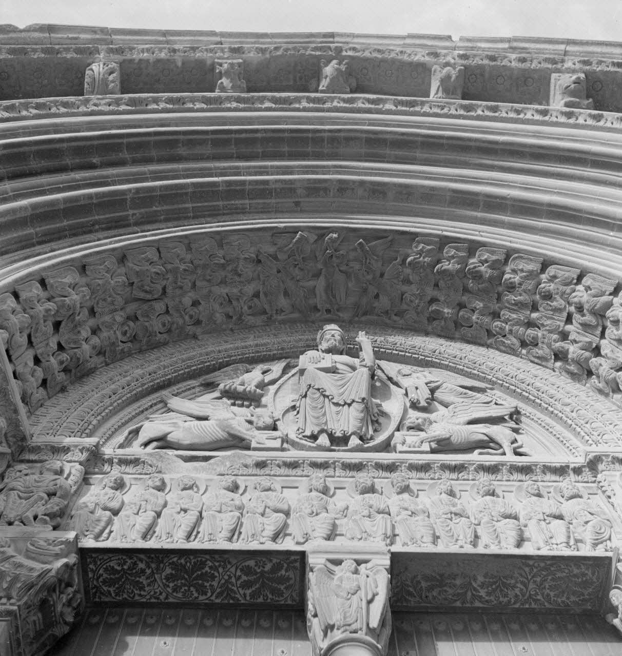 Maurice Cloche photographie Sainte-Trophime. Portail : tympan Provence-Alpes-Côte d'Azur, France 1941 Ph.1941.124.39 Photo