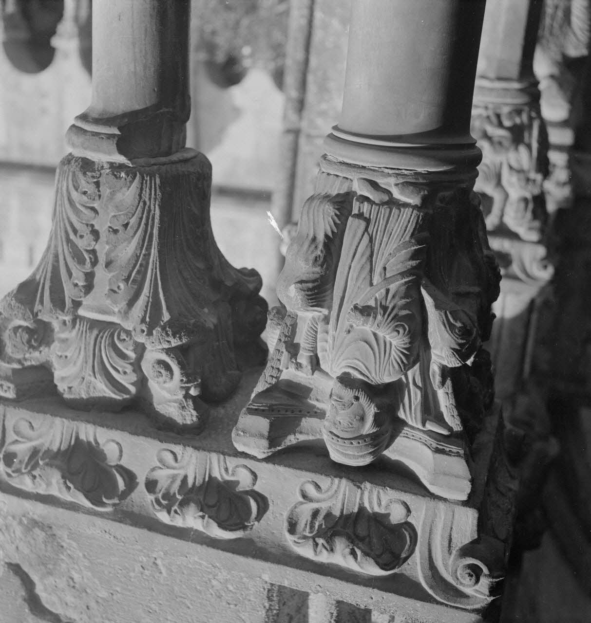 Maurice Cloche photographie Sainte-trophime. Cloître : roi sur un chapiteau Provence-Alpes-Côte d'Azur, France 1941 Ph.1941.124.41 Photo