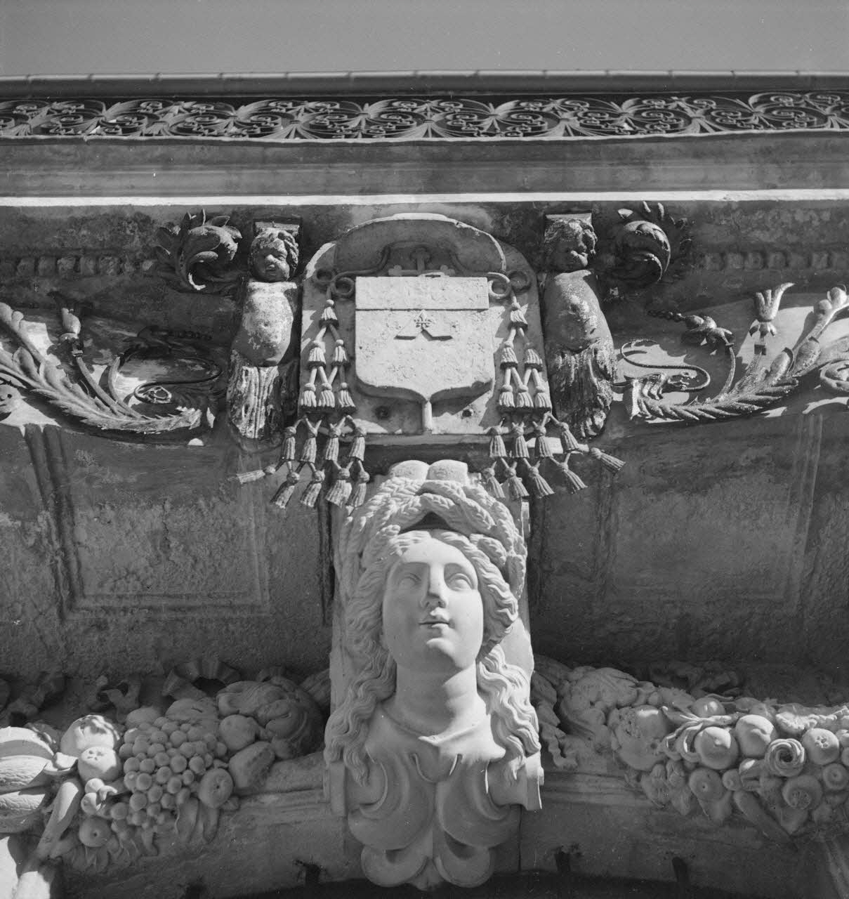 Maurice Cloche photographie Pavillon Vendôme. Clé de porte Provence-Alpes-Côte d'Azur, France 1941 Ph.1941.124.59 Photo