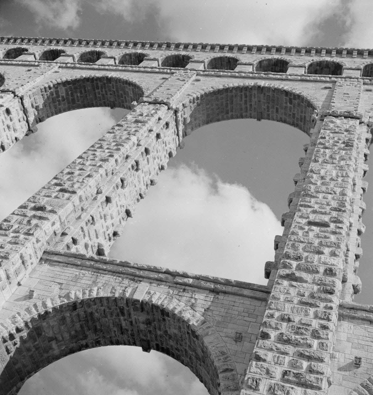 Maurice Cloche photographie Roquefavour. Aqueduc. Détail Provence-Alpes-Côte d'Azur, France 1941 Ph.1941.124.73 Photo