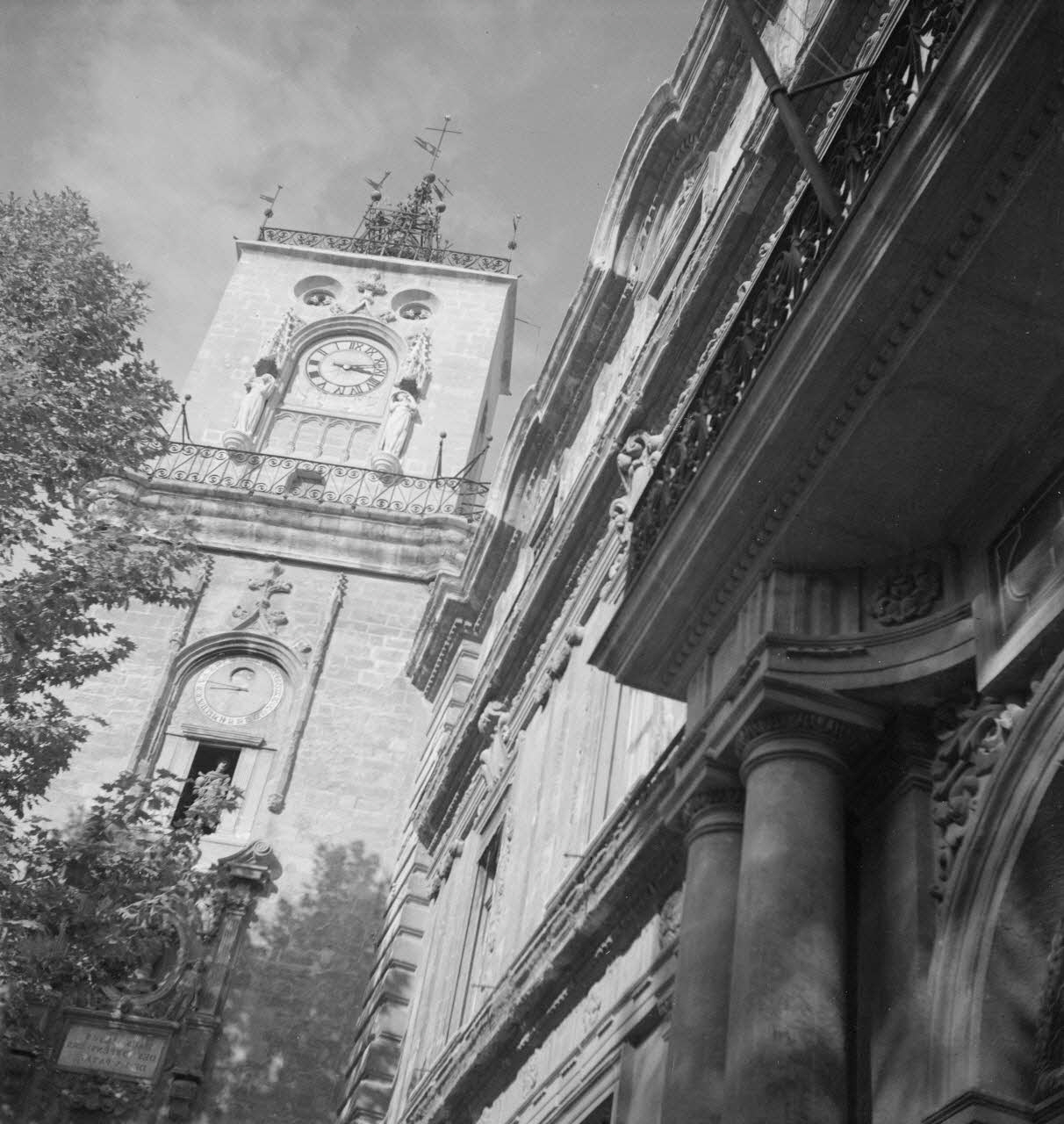 Maurice Cloche photographie Hôtel de ville. Vue de l'extérieur avec beffroi Provence-Alpes-Côte d'Azur, France 1941 Ph.1941.124.79 Photo