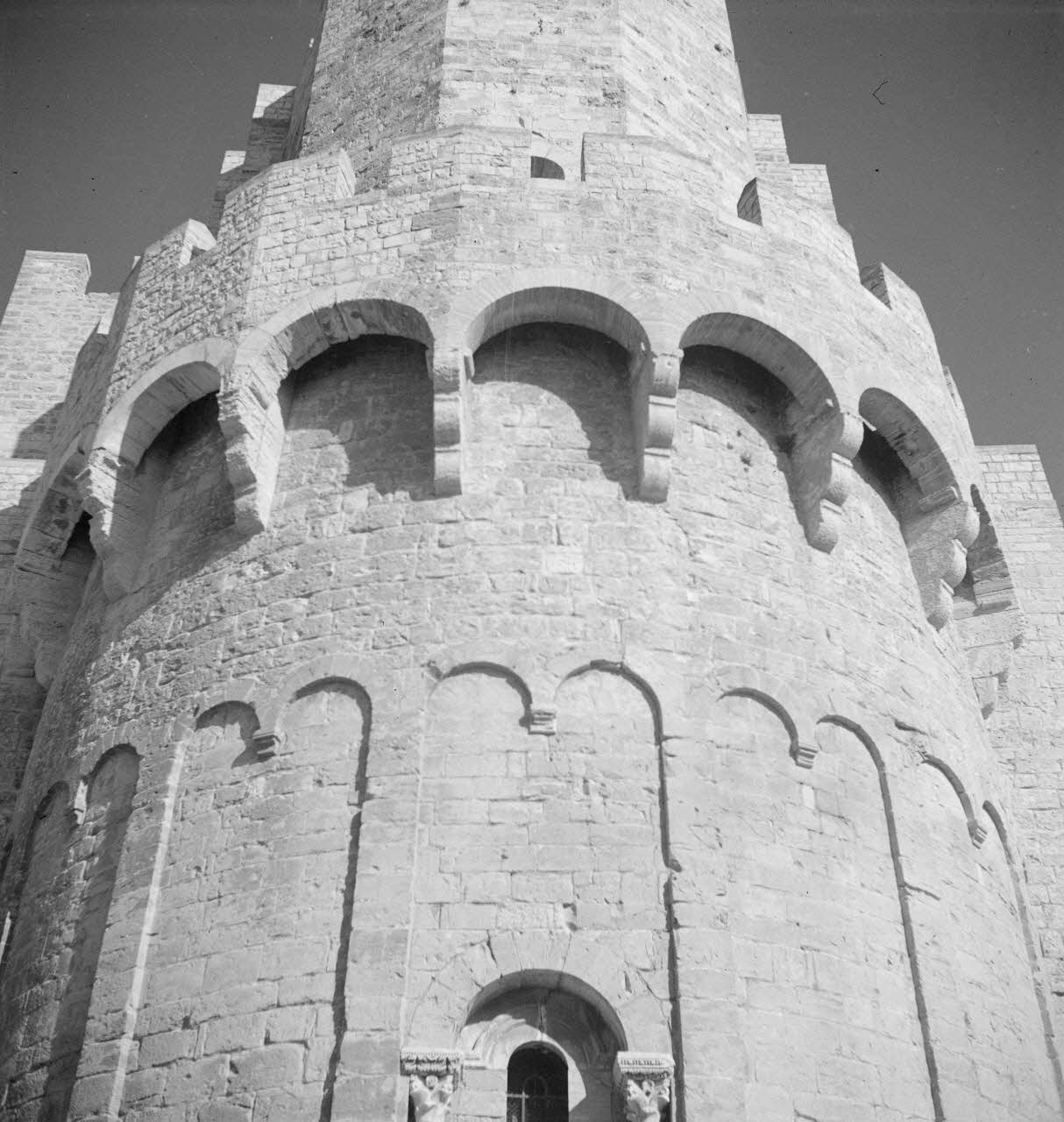 Maurice Cloche photographie L'église. Abside Provence-Alpes-Côte d'Azur, France 1941 Ph.1941.124.87 Photo