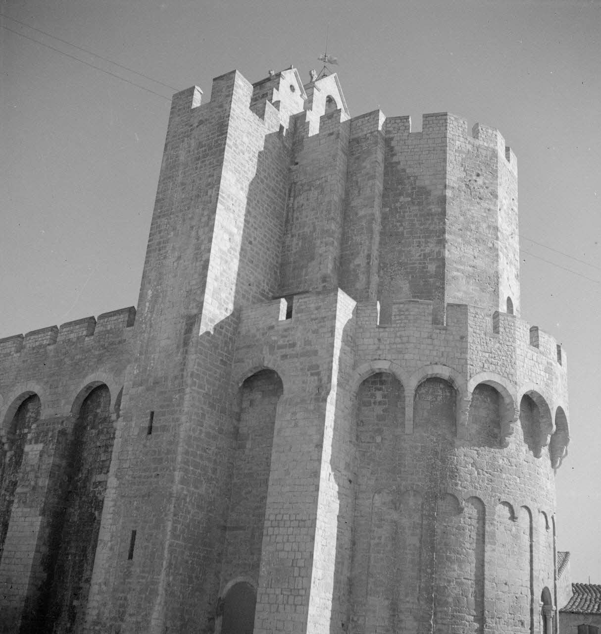 Maurice Cloche photographie L'église. Vue d'une moitié de l'ensemble Provence-Alpes-Côte d'Azur, France 1941 Ph.1941.124.88 Photo