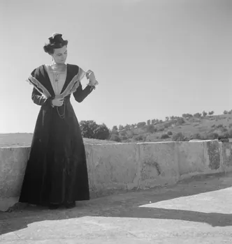 Maurice Cloche photographie Arlésienne en costume local. Fichu Provence-Alpes-Côte d'Azur, France 1941 Ph.1941.124.89 Photo Mucem / Maurice Cloche