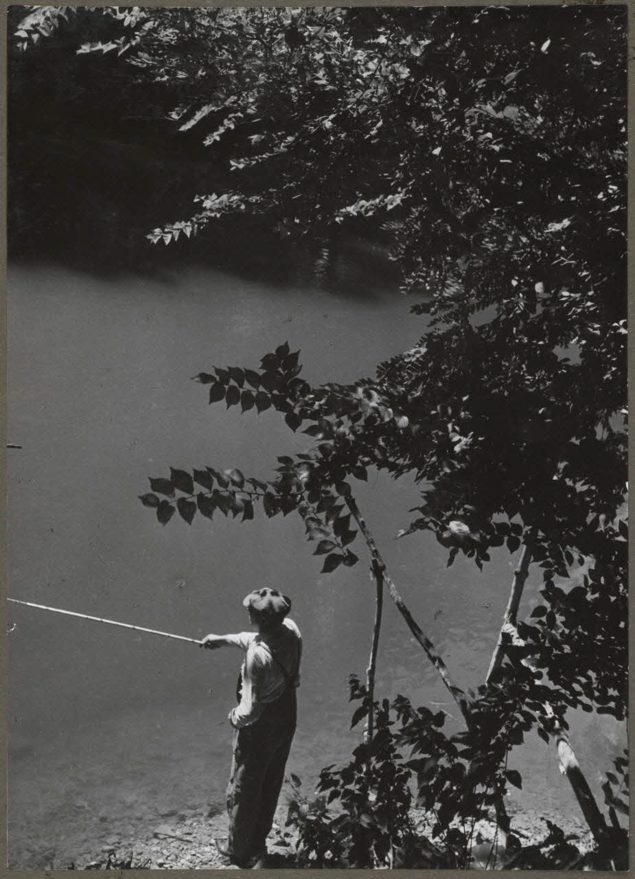 Brassaï photographie La Varenne-Saint-Hilaire. Bord de la Marne. Pêcheur à la ligne Ile-de-France, France 1941 Ph.1941.129.1 Photo