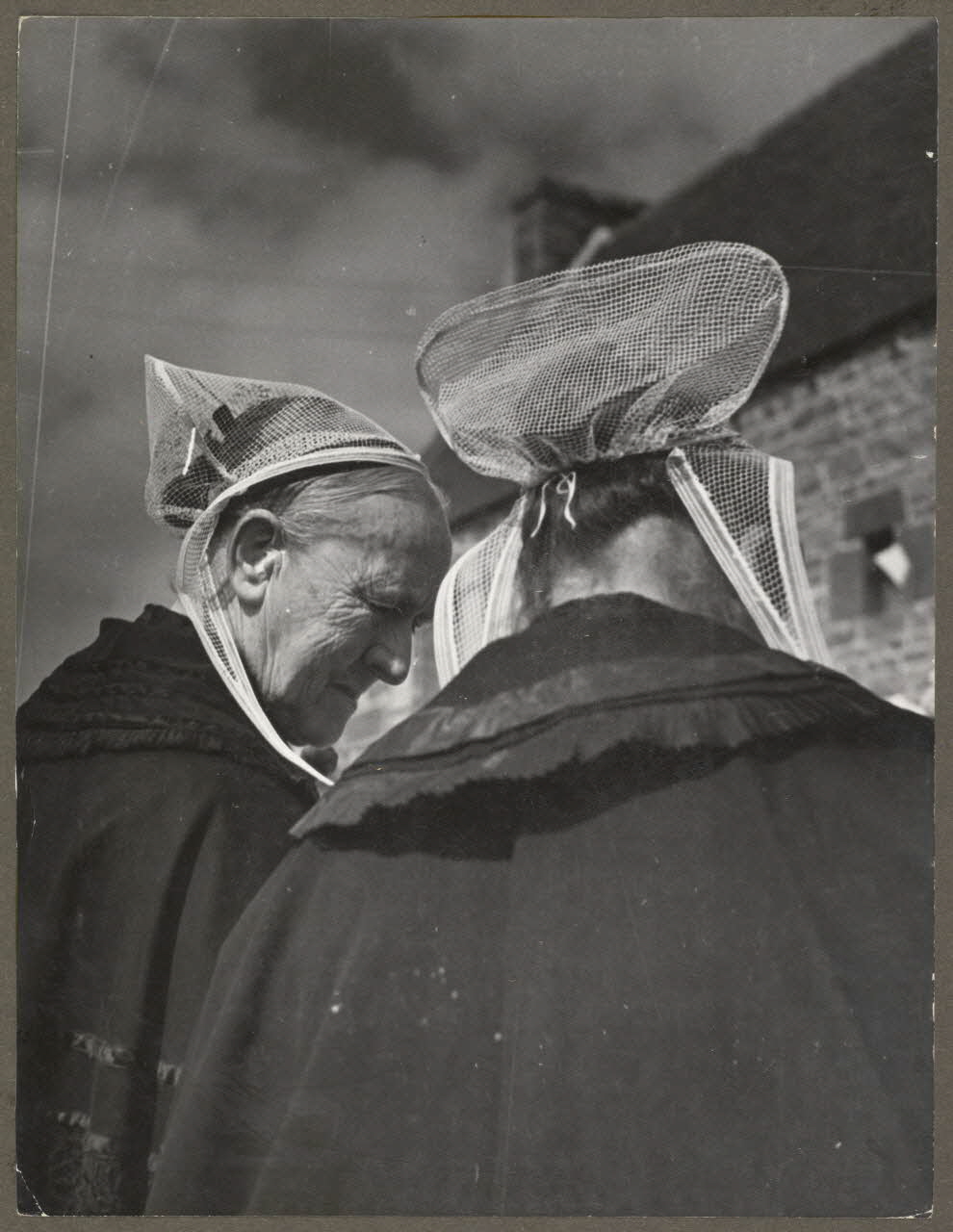 Ergy Landau photographie Bretonnes avec coiffes locales Bretagne, France 1941 Ph.1941.129.10 Photo