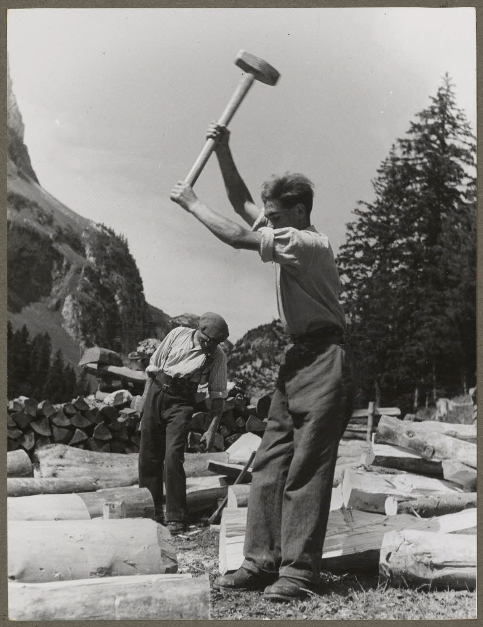 Nora Dumas photographie Bûcherons Rhône-Alpes, France 1941 Ph.1941.129.17 Photo