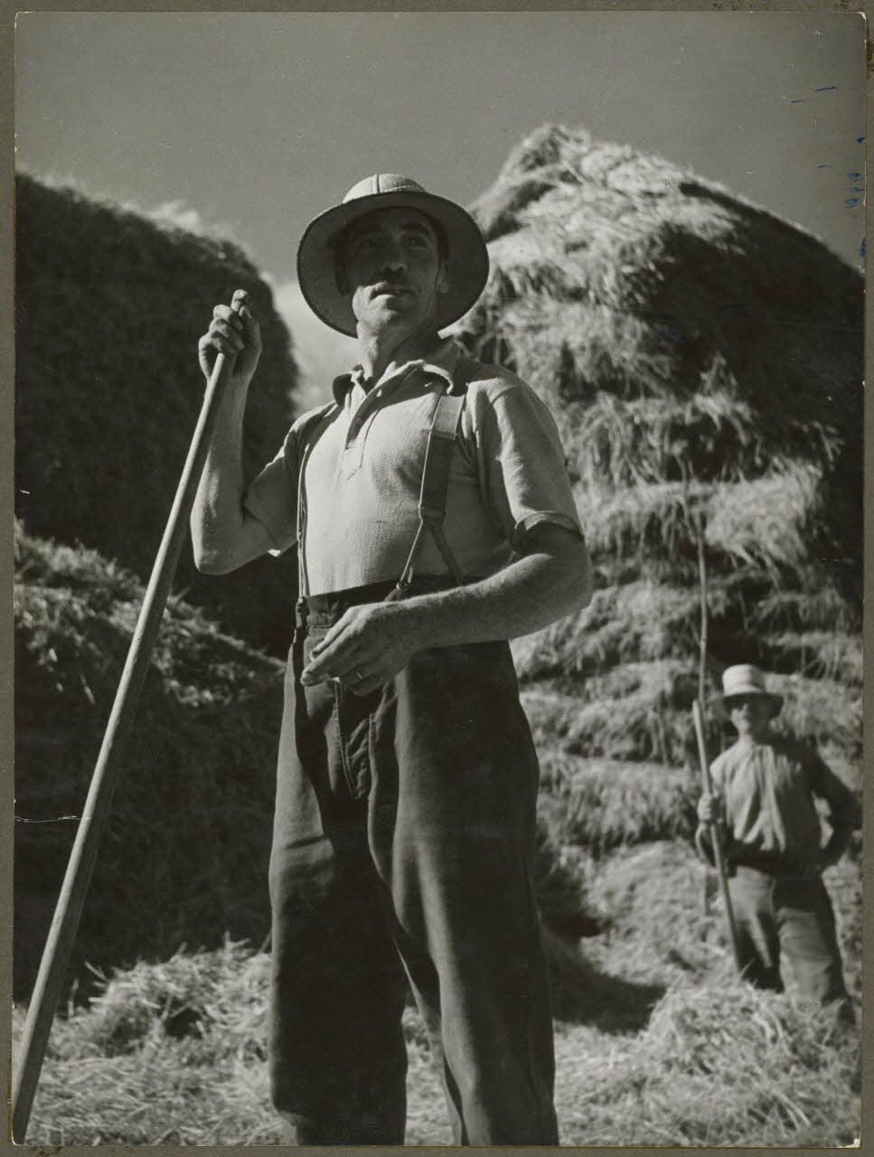 Brassaï photographie Meules de blé. Paysans Auvergne, France 1941 Ph.1941.129.2 Photo