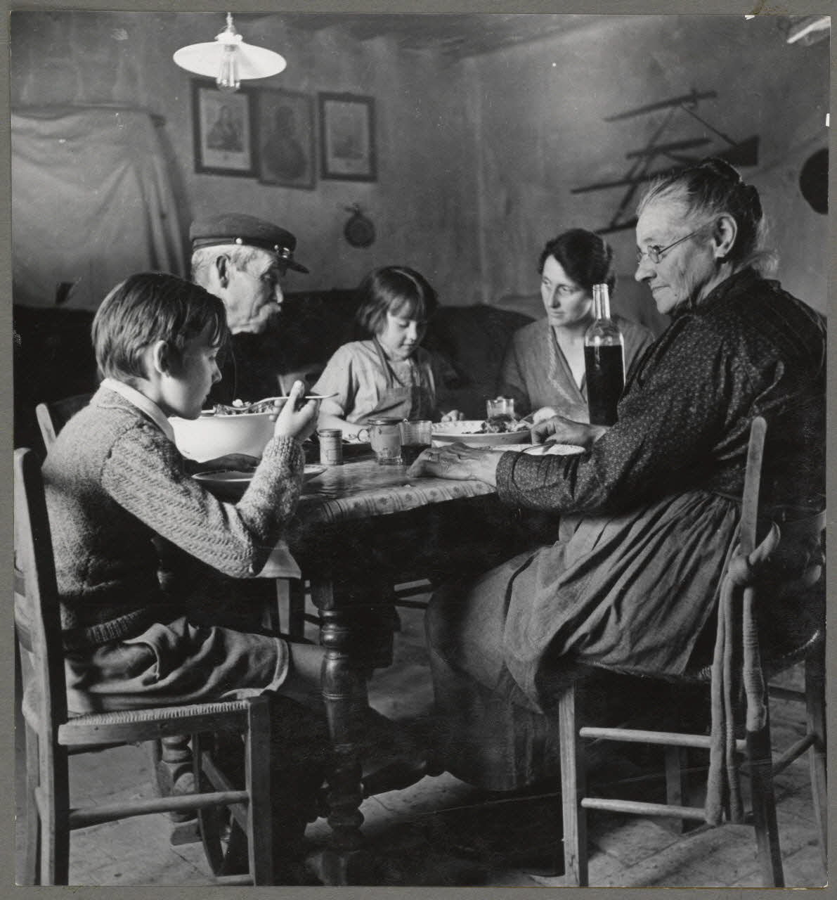 Nora Dumas photographie Une famille paysanne à table Ile-de-France, France 1934 Ph.1941.129.26  Photo