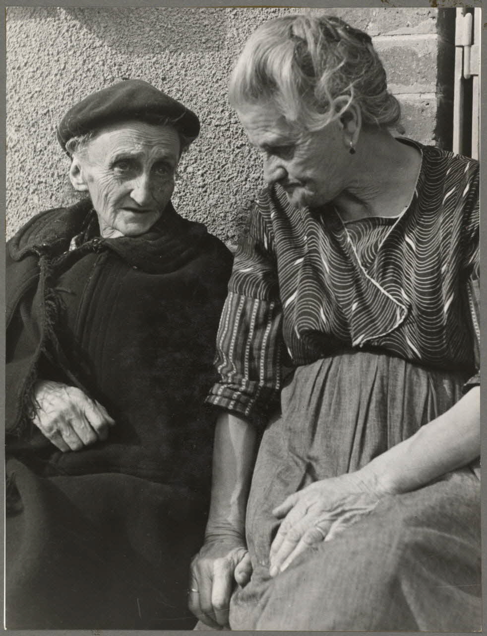 Nora Dumas photographie La postière et une femme âgée Ile-de-France, France 1939 Ph.1941.129.27  Photo