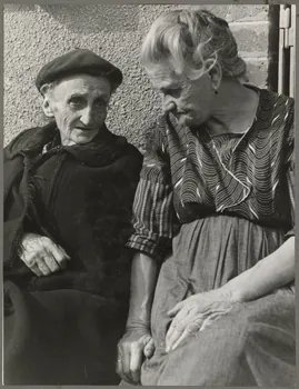 Nora Dumas photographie La postière et une femme âgée Ile-de-France, France 1939 Ph.1941.129.27 Photo