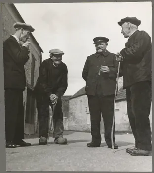 Nora Dumas photographie Réunion d'hommes au moment des élections Ile-de-France, France 1933 Ph.1941.129.28  Photo