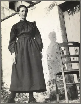 Nora Dumas photographie Paysanne en costume du Dimanche Ile-de-France, France 1927 Ph.1941.129.29  Photo