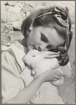 Nora Dumas photographie Mademoiselle Joncquières et un lapin Ile-de-France, France 1938 Ph.1941.129.30  Photo Mucem / Nora Dumas