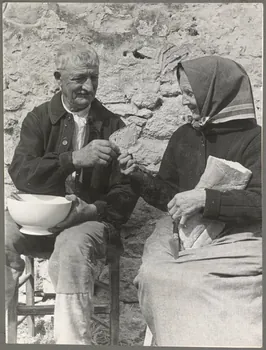 Nora Dumas photographie Monsieur et Madame Nicole Bézut, fermiers. Casse-croûte Ile-de-France, France 1936 Ph.1941.129.32  Photo