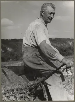 Nora Dumas photographie Monsieur Nicole Bézut, fermier, au repos sur sa charrue Ile-de-France, France 1935 Ph.1941.129.33  Photo