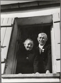 Nora Dumas photographie Monsieur et Madame Nicolas le jour de leurs noces d'or Ile-de-France, France 1936 Ph.1941.129.37  Photo
