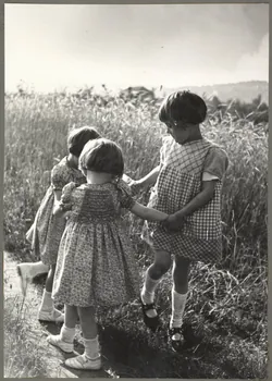 Nora Dumas photographie Ronde d'enfants Ile-de-France, France 1934 Ph.1941.129.39  Photo