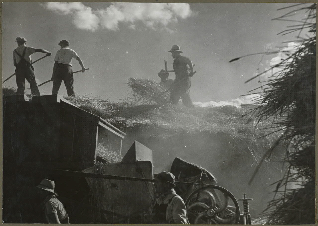 Brassaï photographie Glozel. Battage du blé. batteuse mécanique Auvergne, France 1941 Ph.1941.129.4 Photo
