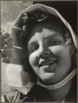 Nora Dumas photographie Vendangeuse avec coiffe locale de vendange Ile-de-France, France 1930 Ph.1941.129.40  Photo