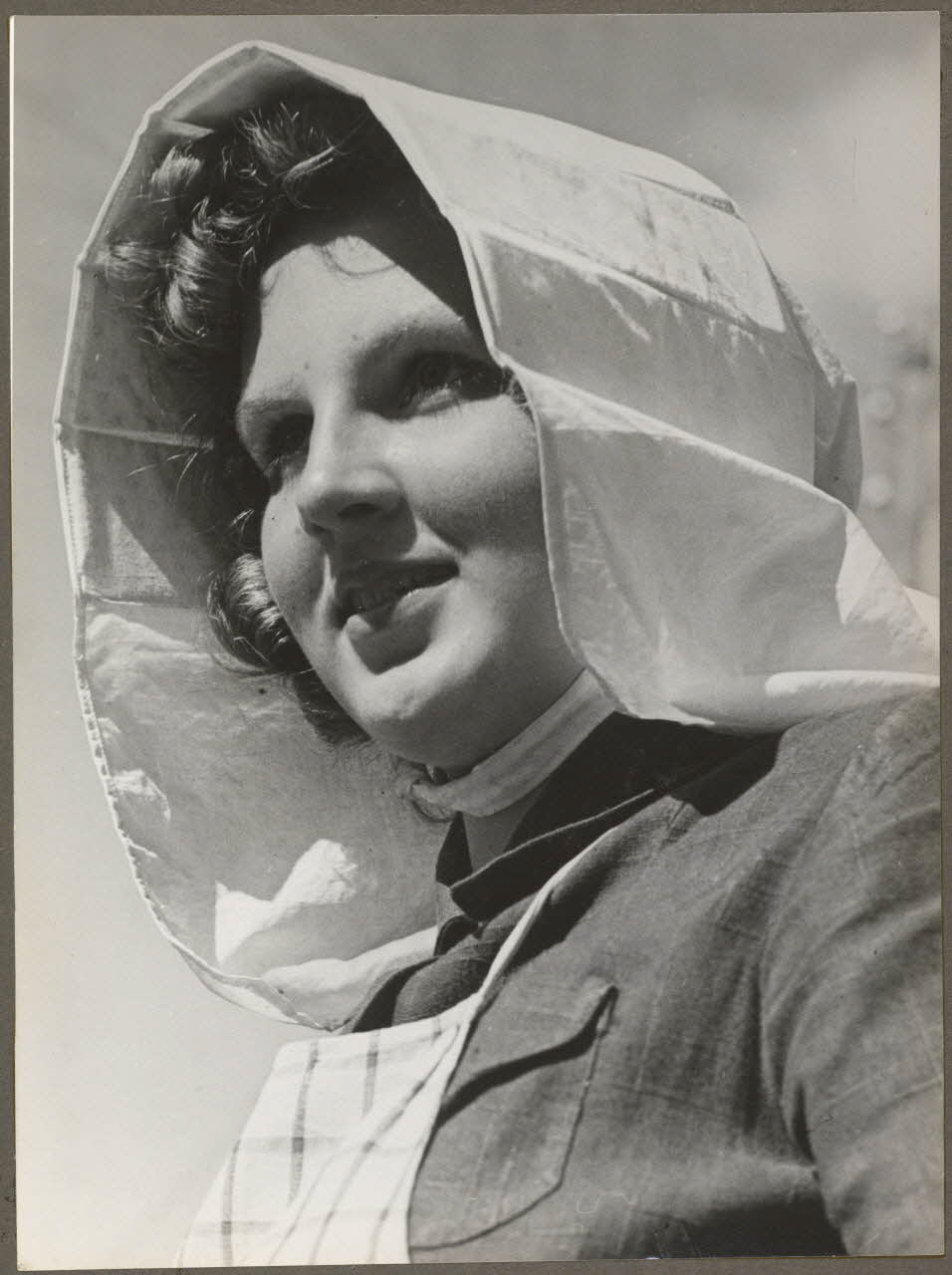 Nora Dumas photographie Vendangeuse avec coiffe locale de vendange Ile-de-France, France 1939 Ph.1941.129.41  Photo