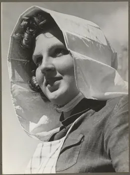 Nora Dumas photographie Vendangeuse avec coiffe locale de vendange Ile-de-France, France 1939 Ph.1941.129.41  Photo