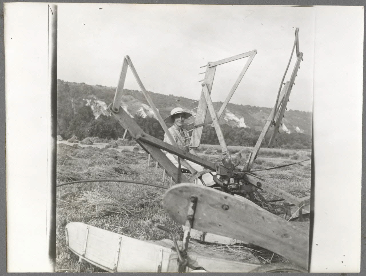 Nora Dumas photographie Faucheuse en bois Ile-de-France, France 1927 Ph.1941.129.45  Photo