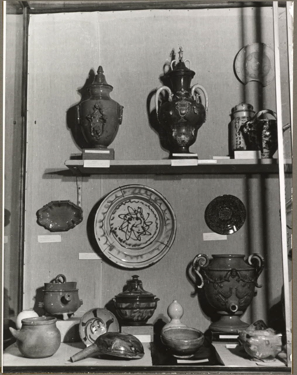 Anonyme photographie MNATP. Exposition. Potiers et imagiers de France (décembre 1937 - janvier 1938) ; Paris : Musée des arts décoratifs Ile-de-France, France 1937/12/1 Ph.1941.142.12 Photo
