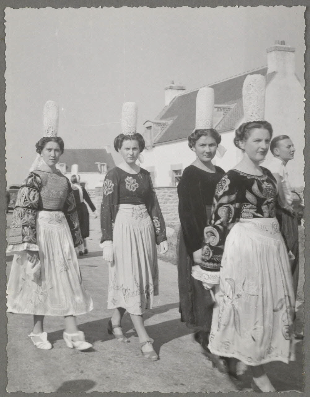 Mademoiselle Senault photographie Loch de la joie : Saint-Guénolé. Fin de la procession du 15 août 1939. Femmes en costume local de fête Bretagne, France 1939/8/15 Ph.1941.146.11 Photo