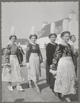 Mademoiselle Senault photographie Loch de la joie : Saint-Guénolé. Fin de la procession du 15 août 1939. Femmes en costume local de fête Bretagne, France 1939/8/15 Ph.1941.146.11  Photo
