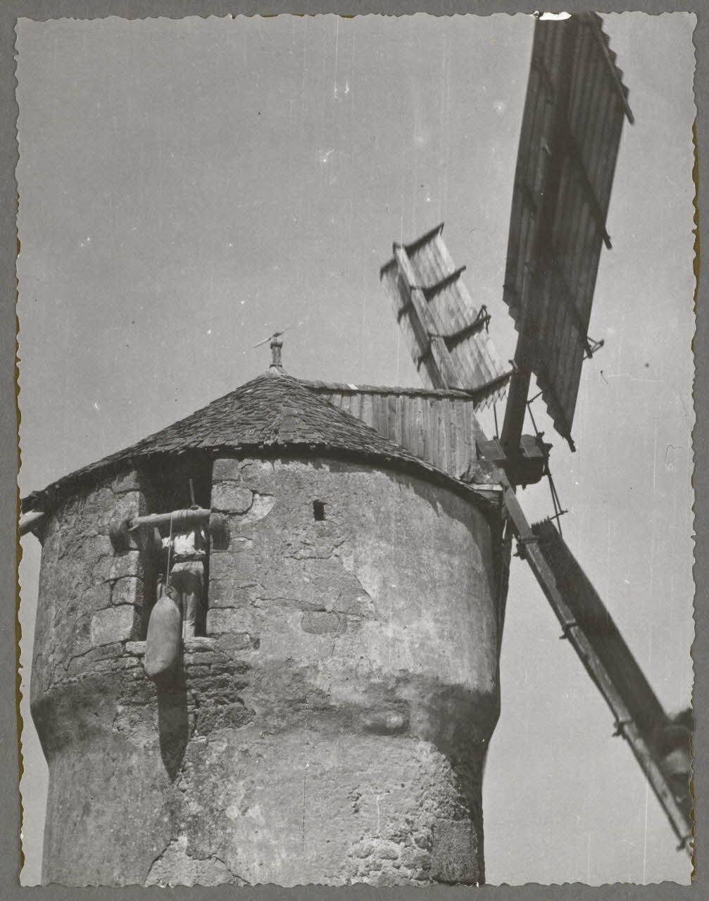 Mademoiselle Senault photographie Bel Air. Moulins Bretagne, France 1940 Ph.1941.146.3 Photo