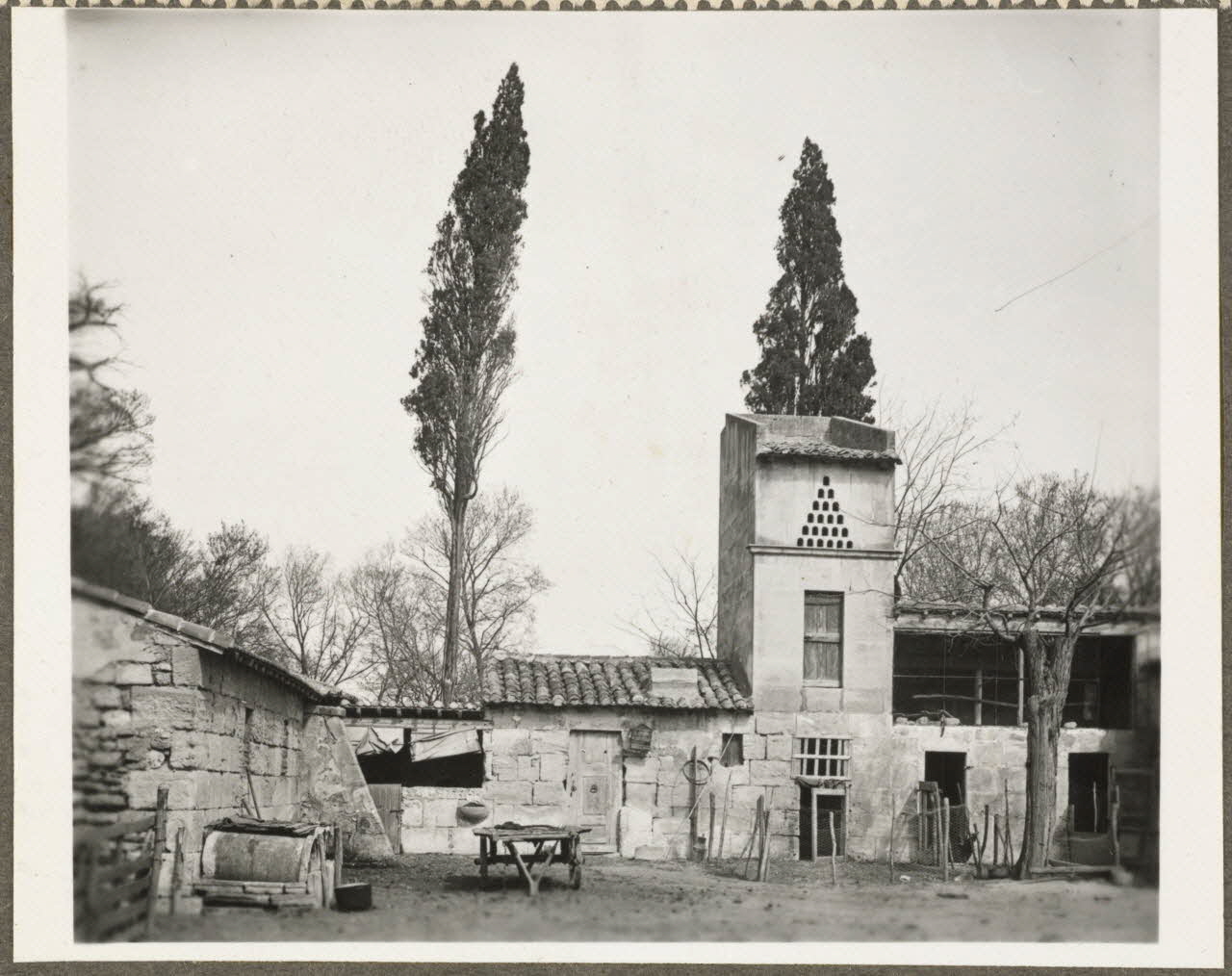 M. Poirion photographie La Camargue. Pigeonnier d'Antonelle Provence-Alpes-Côte d'Azur, France 1941 Ph.1941.25.3 Photo