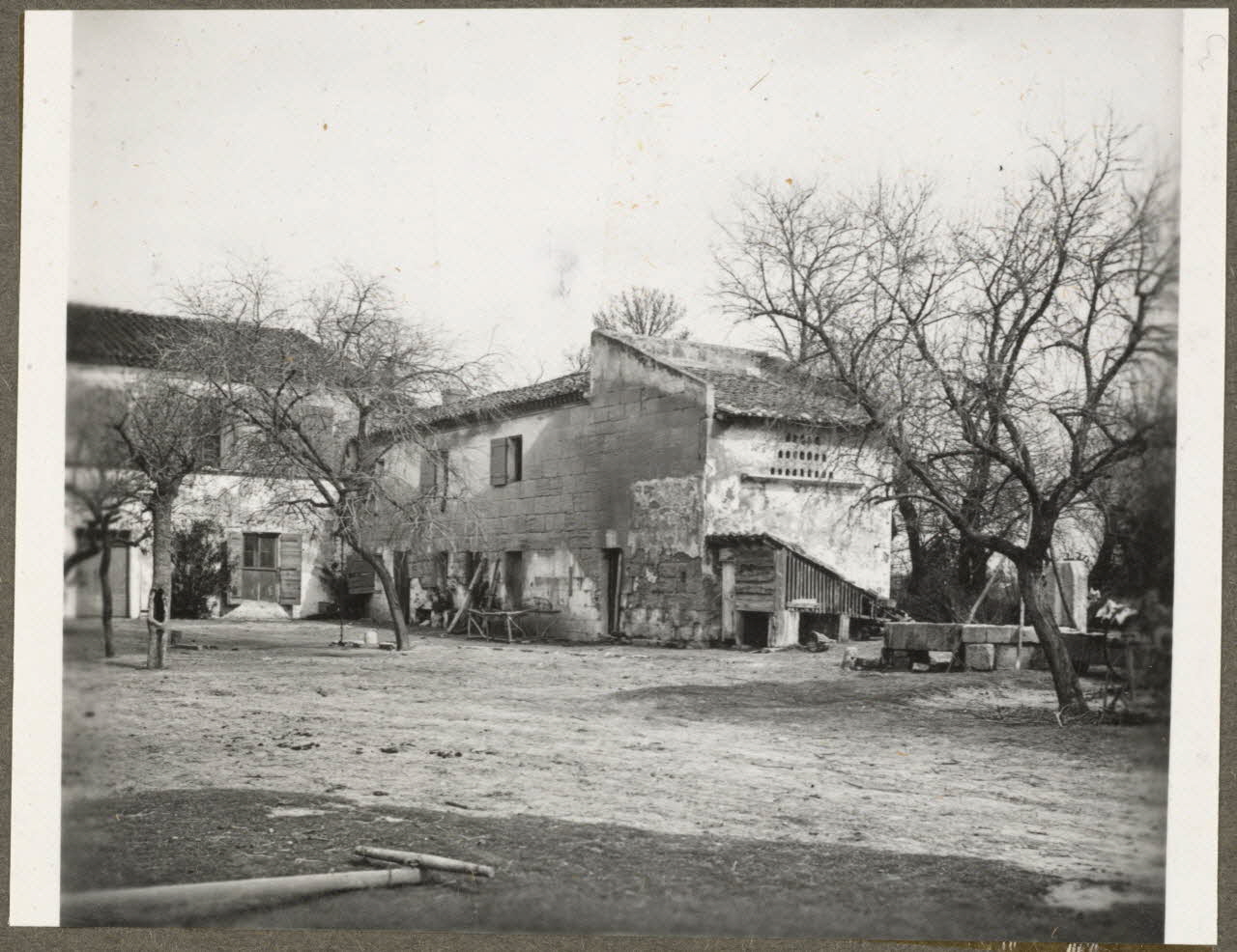 M. Poirion photographie Cour du mas Provence-Alpes-Côte d'Azur, France 1941 Ph.1941.25.6 Photo