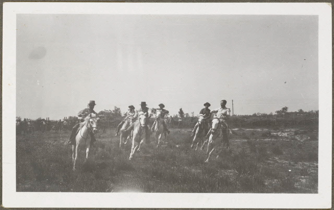 M. Poirion photographie La Camargue. Gardians à cheval Provence-Alpes-Côte d'Azur, France 1941 Ph.1941.25.8 Photo