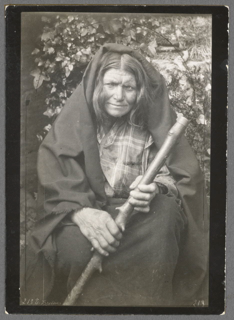 Charles Géniaux photographie Naïa, la sorcière du vieux château Bretagne, France 1890 Ph.1941.29.59 Photo Mucem / Charles Géniaux