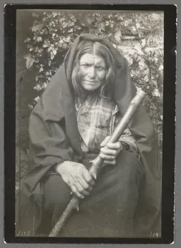 Charles Géniaux photographie Naïa, la sorcière du vieux château Bretagne, France 1890 Ph.1941.29.59 Photo Mucem / Charles Géniaux