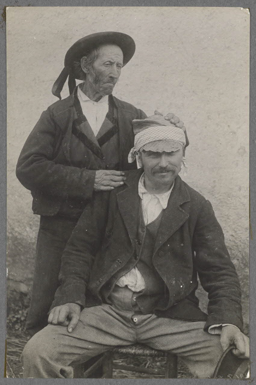 photographie Bourg-Pol. Rebouteur guérissant les maux de tête avec un emplâtre de feuilles de choux et de saindoux Ph.1941.29.65 Photo
