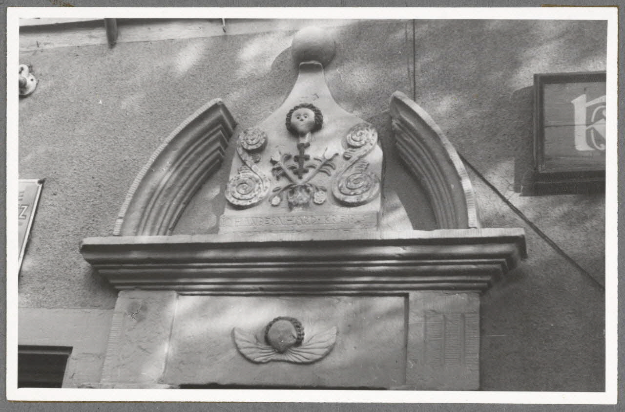 Anonyme photographie Sculpture au dessus d'une porte, croix de Lorraine, etc. Lorraine, France 1941 Ph.1941.32.12 Photo