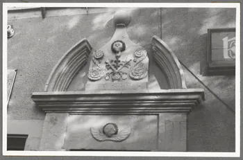 Anonyme photographie Sculpture au dessus d'une porte, croix de Lorraine, etc. Lorraine, France 1941 Ph.1941.32.12  Photo