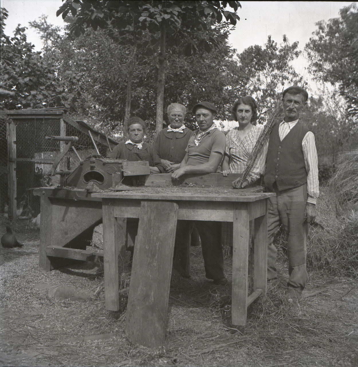 Marc Leproux photographie Battage à bras à l'aide d'une vieille batteuse. Le chef batteur tient le balai qui sert à introduire la paille Poitou-Charentes, France 1941 Ph.1941.34.1  Photo Mucem / M. Leproux
