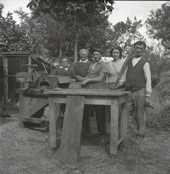 Marc Leproux photographie Battage à bras à l'aide d'une vieille batteuse. Le chef batteur tient le balai qui sert à introduire la paille Poitou-Charentes, France 1941 Ph.1941.34.1 Photo Mucem / M. Leproux