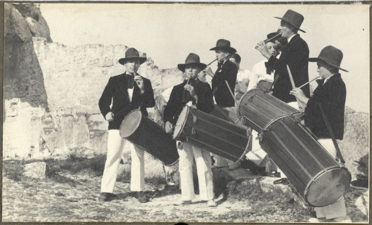 Anonyme photographie Tambourinaires de la "Farandole barbentanaise" aux Baux Provence-Alpes-Côte d'Azur, France 1941 Ph.1941.38.10 Photo