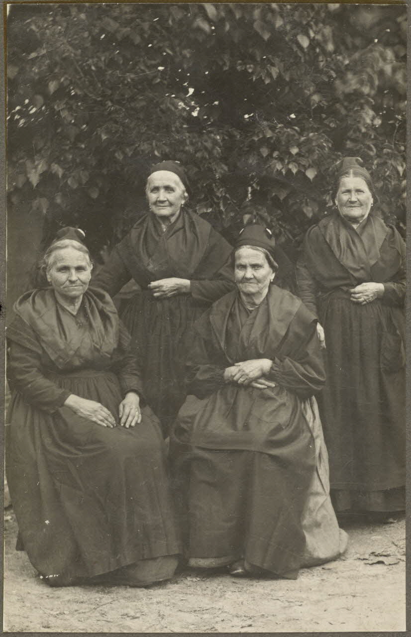 Anonyme photographie Vieilles arlésiennes en costume local Provence-Alpes-Côte d'Azur, France 1941 Ph.1941.38.4  Photo