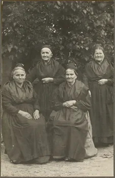 Anonyme photographie Vieilles arlésiennes en costume local Provence-Alpes-Côte d'Azur, France 1941 Ph.1941.38.4 Photo