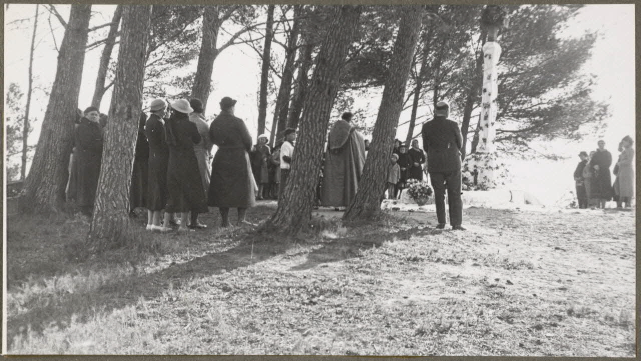 Monsieur le curé de Barbentane photographie Fête-Dieu. Fidèles devant le reposoir Provence-Alpes-Côte d'Azur, France 1938 Ph.1941.38.8 Photo