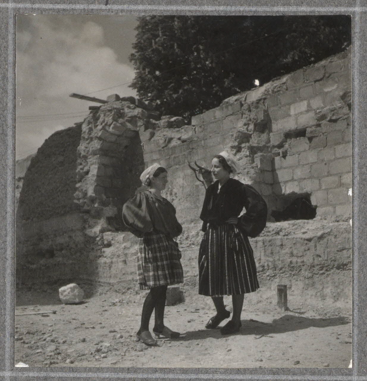 Pierre Verger photographie Groupe folklorique Bise-Dur Pays de la Loire, France 1936 Ph.1941.51.27 Photo Fondation Pierre Verger  (Mucem) / Pierre Verger