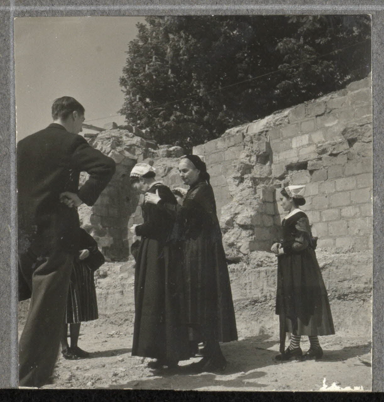 Pierre Verger photographie Groupe folklorique Bise-Dur Pays de la Loire, France 1936 Ph.1941.51.33 Photo Fondation Pierre Verger  (Mucem) / Pierre Verger