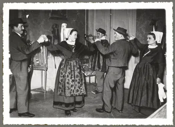 Pierre Verger photographie Groupe folklorique Bise-Dur Pays de la Loire, France 1938/1/1 Ph.1941.51.34 Photo Fondation Pierre Verger  (Mucem) / Pierre Verger