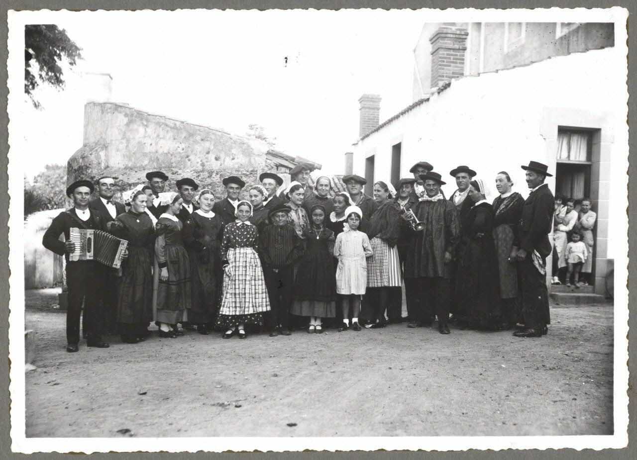 Pierre Verger photographie Groupe folklorique Bise-Dur Pays de la Loire, France 1937/9/1 Ph.1941.51.36 Photo Fondation Pierre Verger  (Mucem) / Pierre Verger